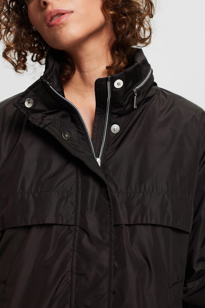 In materiale riciclato: giacca con cappuccio a scomparsa, BLACK, detail image number 0
