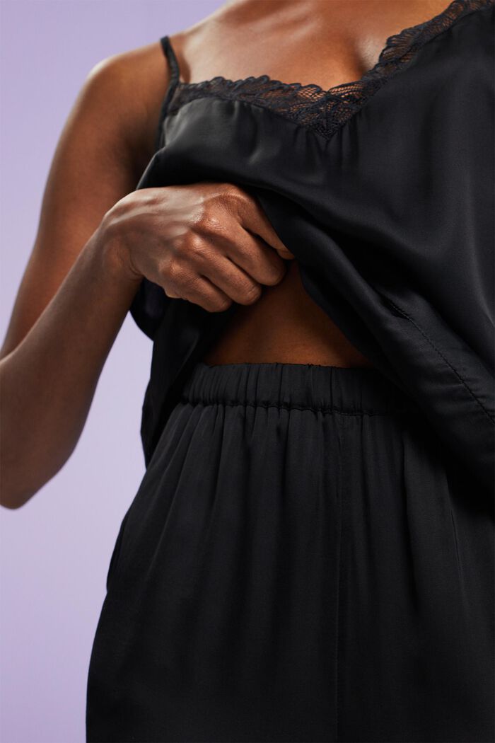 Set da pigiama in raso con shorts, LENZING™ ECOVERO™, BLACK, detail image number 4