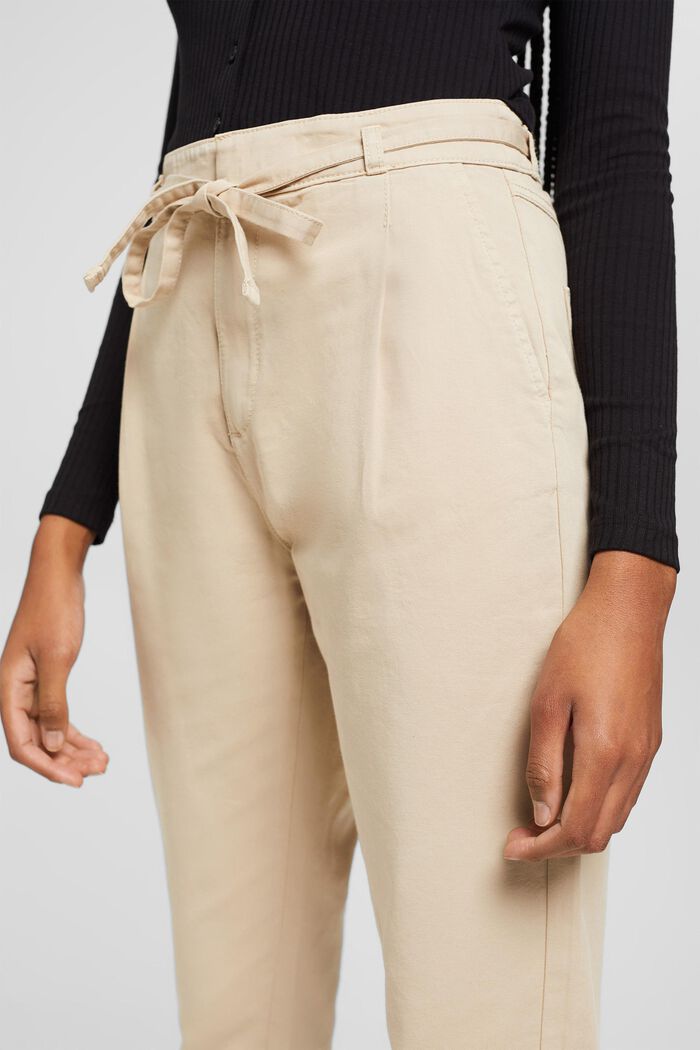 Pantaloni con pieghe in vita e cintura, cotone Pima, BEIGE, detail image number 2