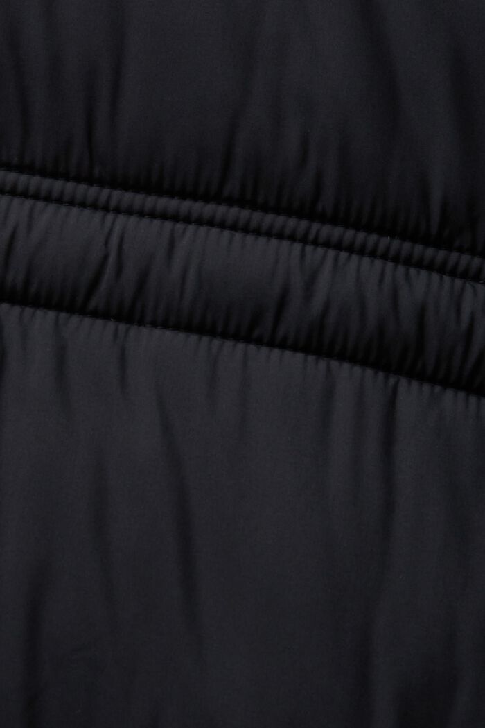 In materiale riciclato: cappotto trapuntato con cappuccio, BLACK, detail image number 4