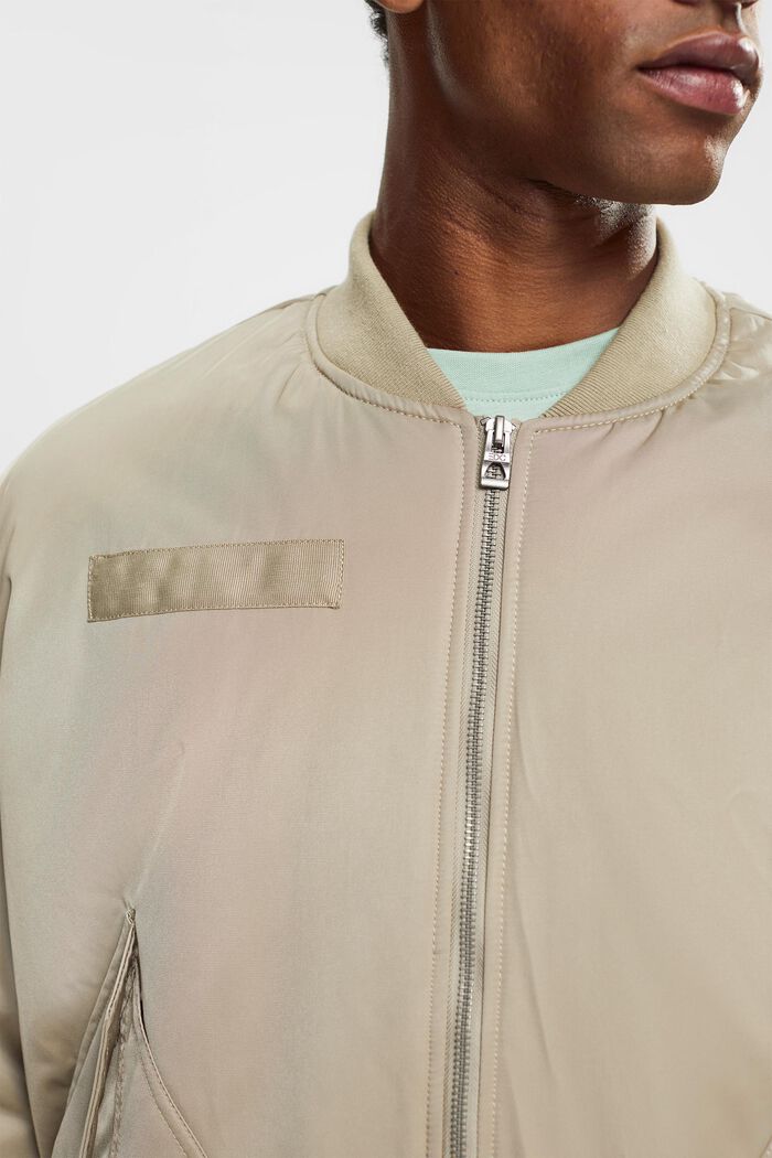 In materiale riciclato: Giacca bomber con ampie tasche, PALE KHAKI, detail image number 2