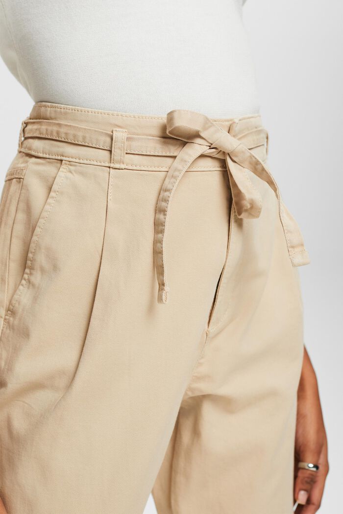 Pantaloni con pieghe in vita e cintura, cotone Pima, BEIGE, detail image number 4