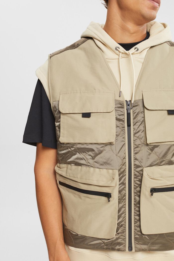 In materiale riciclato: Gilet con tasche, PALE KHAKI, detail image number 2
