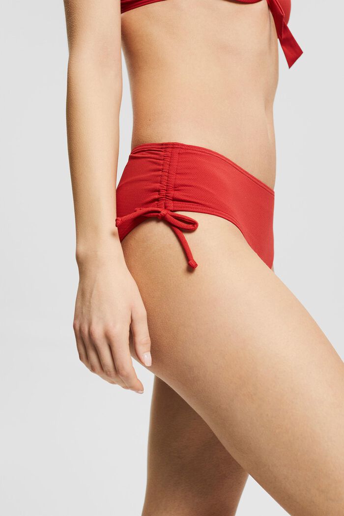 In materiale riciclato: slip da bikini con motivo strutturato, RED, detail image number 0