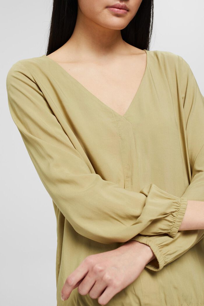 Blusa con scollo a V in LENZING™ ECOVERO™, LEAF GREEN, detail image number 2
